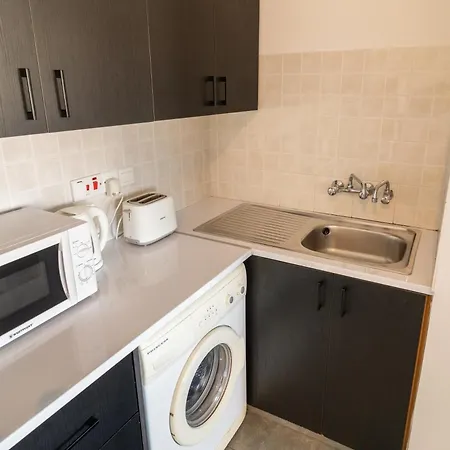 Blu Mackenzie 1 Bdr Flat With Pool *