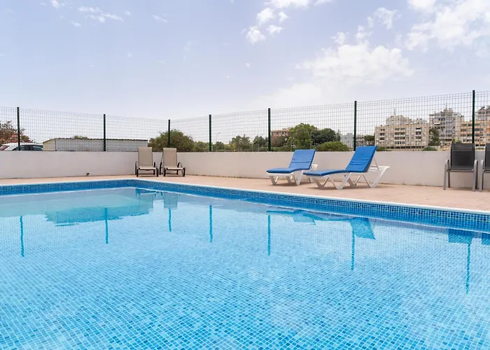 Blu Mackenzie 1 Bdr Flat With Pool לרנקה