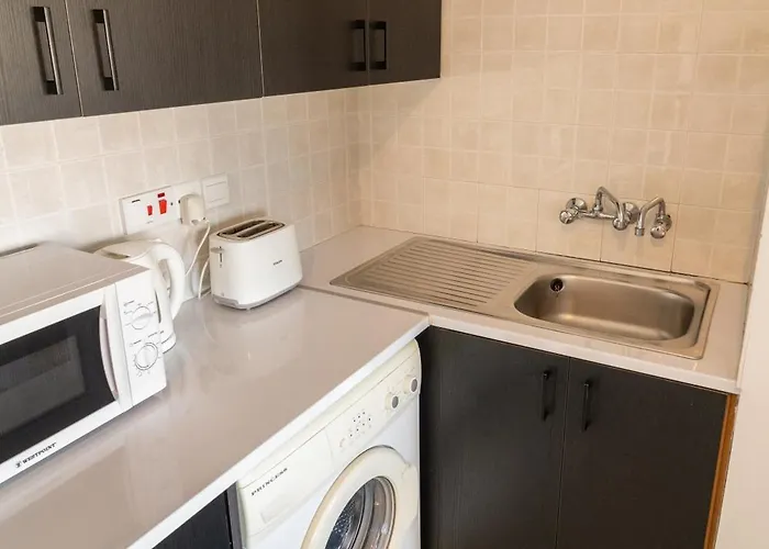 Blu Mackenzie 1 Bdr Flat With Pool *